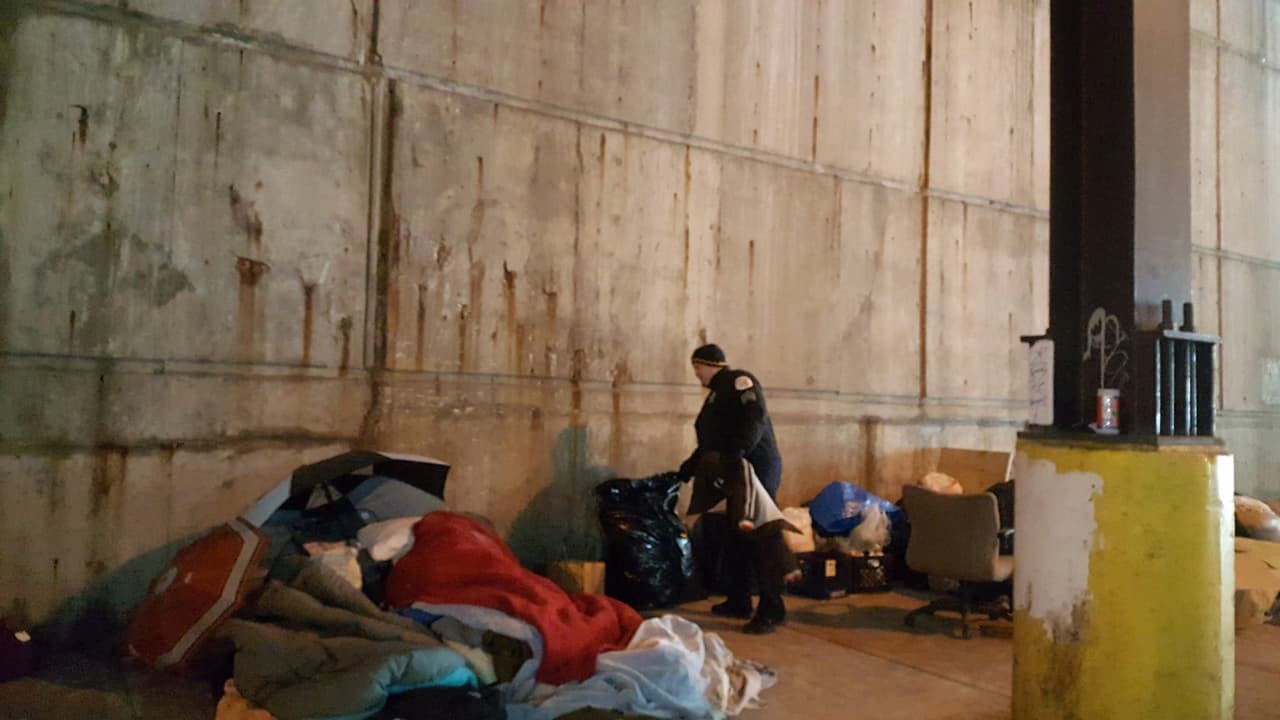 Agencias de la ciudad comparten imágenes de sus trabajadores operando durante frío intenso