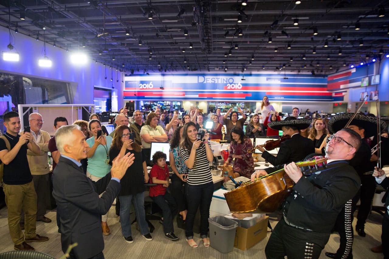 Jorge Ramos cantó algunas canciones al ritmo de mariachi para festejar un aniversario muy especial, en el que recordó que se siente muy agradecido con su familia de Univision.