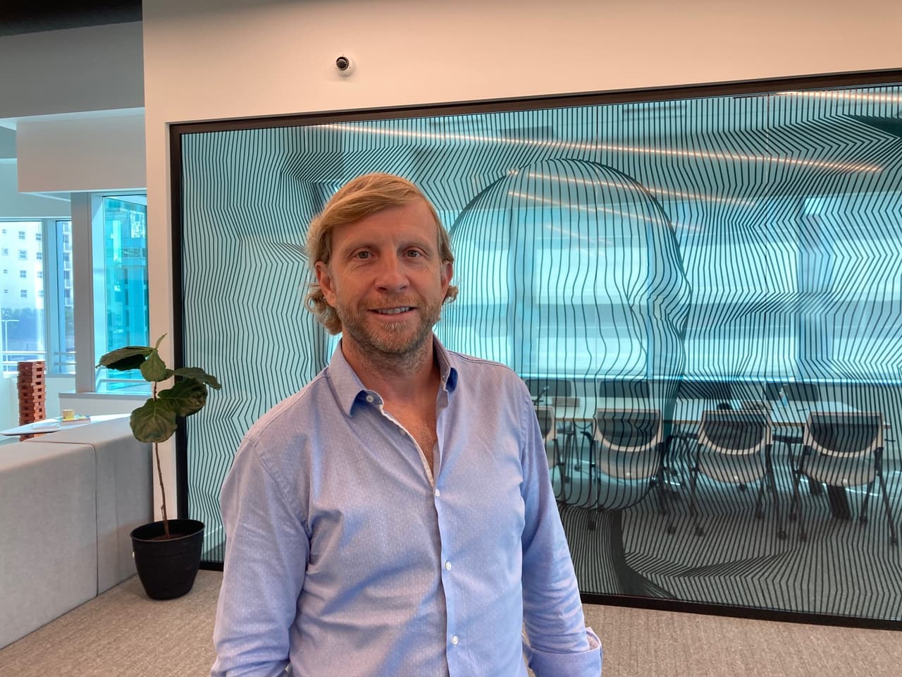 Martín Méndez, director general de Neoris, en su oficina recién remodelada en el distrito financiero de Miami. La oficina está actualmente vacía por covid, pero no ha parado la expansión de la empresa.