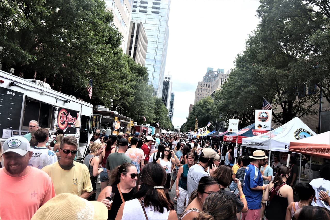 <b>Evento</b>: Brewgaloo
<br>
<b>Fechas</b>: 26 y 27 de abril
<br>
<b>Lugar</b>: Downtown Raleigh
<br>
<b>Sitio web</b>: 
<a href="https://shoplocalraleigh.org/brewgaloo/">https://shoplocalraleigh.org/brewgaloo/</a> 
<br>
<br>Brewgaloo, el festival de cerveza artesanal más grande de Carolina del Norte, cuenta con 100 cervecerías, 50 camiones de comida y atrae a 30 000 personas al centro de Raleigh.