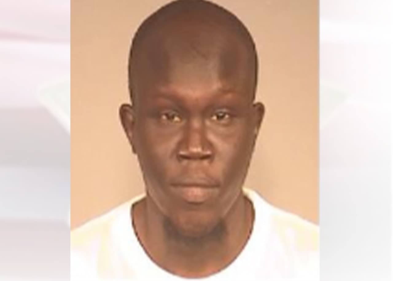 Nombre: Arop Ring
<br>Fecha de Nacimiento: 4/28/1996
<br>Orden de arresto: #20001520