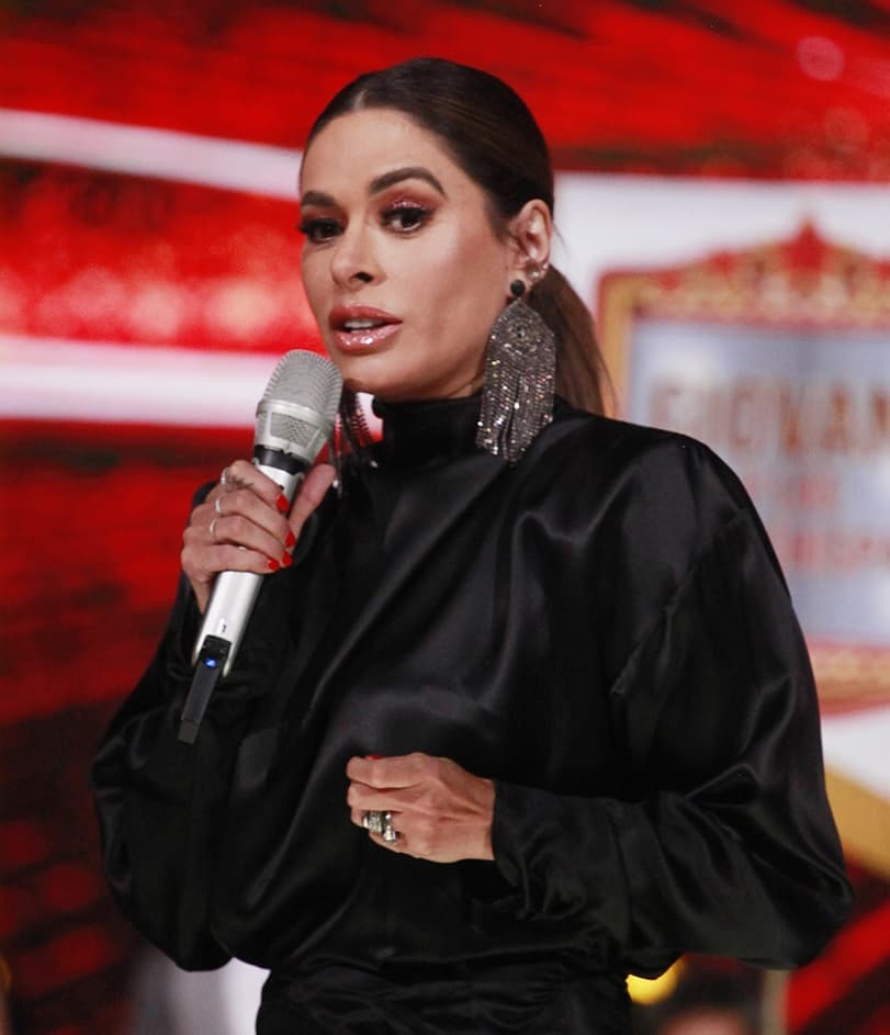 Al principio del segundo show, cuando llegó al escenario usando un minivestido negro, tampoco la vimos llevando la protección para su dedo pulgar derecho.