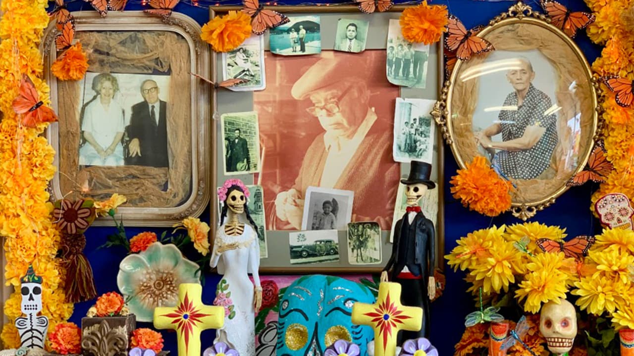 Dan clases de altares de muertos para honrar a quienes ya no están entre nosotros