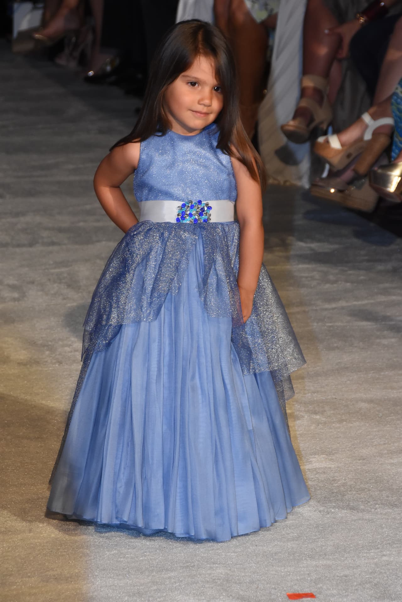 La pequeña Sebella lució muy linda, mientras posaba para las cámaras y los asistentes.