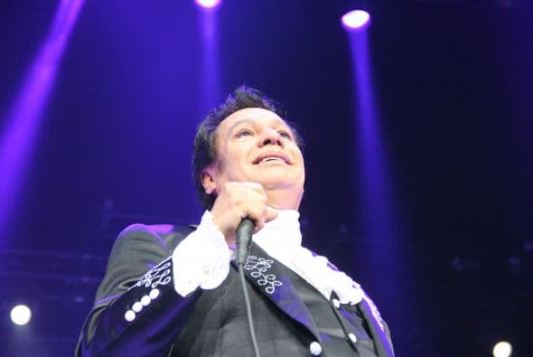 El Divo de Juárez, Juan Gabriel, hizo retumbar Phoenix con su música, su voz y sus bailes, enloqueciendo a miles de fans que llenaron el US Airways Center. Con un "¡Viva México!", Juanga arrancó su gira de conciertos del tour "Volver" ante un auditorio repleto que respondió con la misma pasión. Este ícono mexicano deleitó al público con sus grandes éxitos como "Querida", "El Noa Noa", "Inocente pobre amigo," y "Amor Eterno" entre muchos otros. El cantante se entregó por entero a sus seguidores, quienes cantaron, bailaron, lloraron y hasta aprovecharon para tomarse una selfie en un espectáculo que fue divertido y emotivo a la vez.