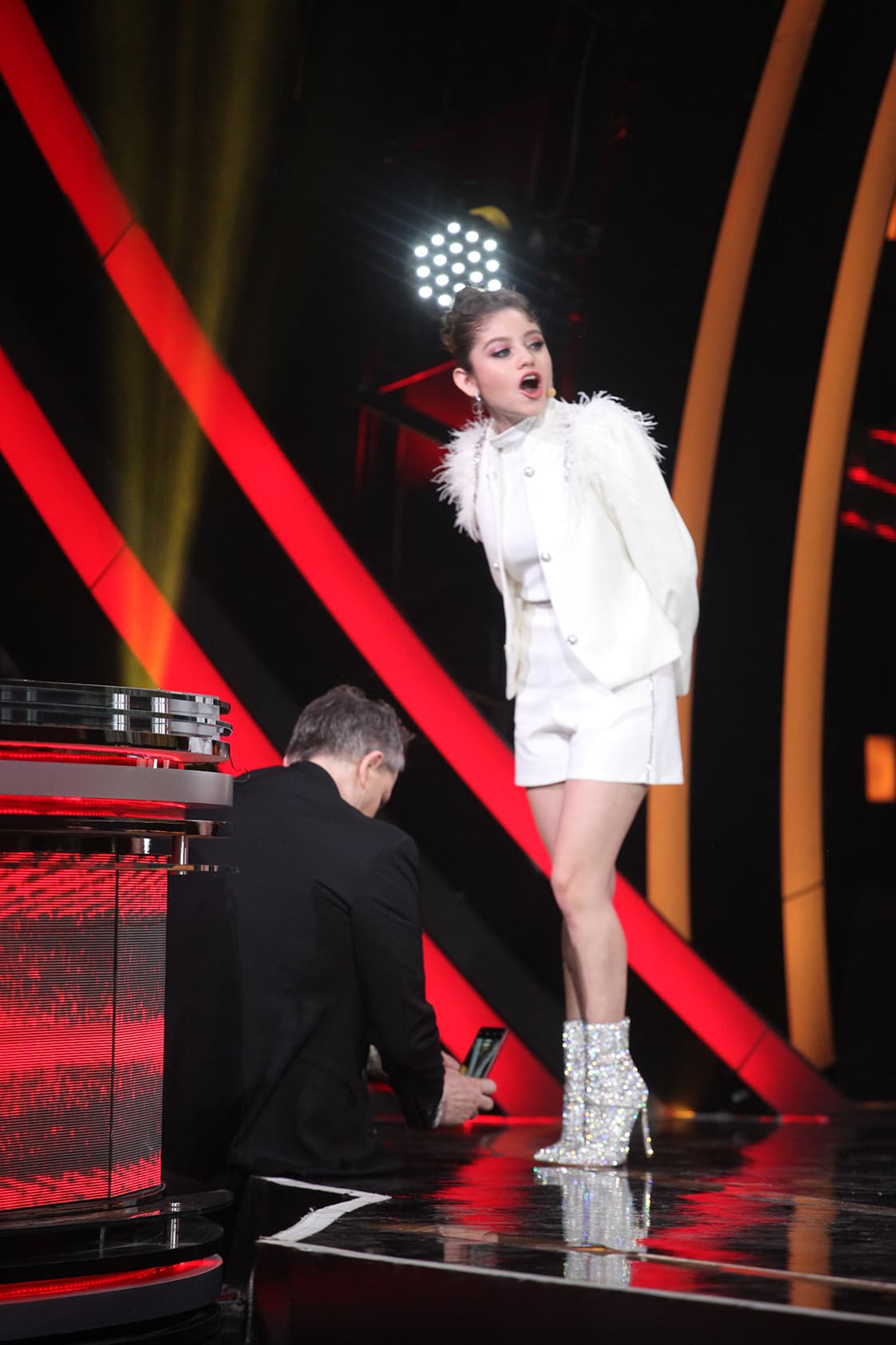 Mientras el cantante y juez español tomaba varias capturas, Karol le respondía los saludos a sus fans, que la llamaban desde el público.