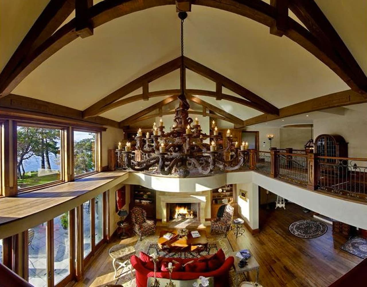 De acuerdo con Sotheby's, dentro de la casa principal hay un comedor, una oficina con chimenea y una gran sala de estar de dos pisos, que se abre a la cocina, en la que se encuentra un horno para preparar pizzas.