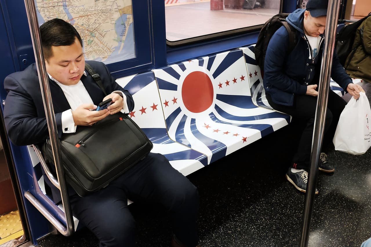 Las quejas de pasajeros y autoridades obligaron a la compañía Amazon a retirar una decoración de estética nazi del metro de la ciudad.