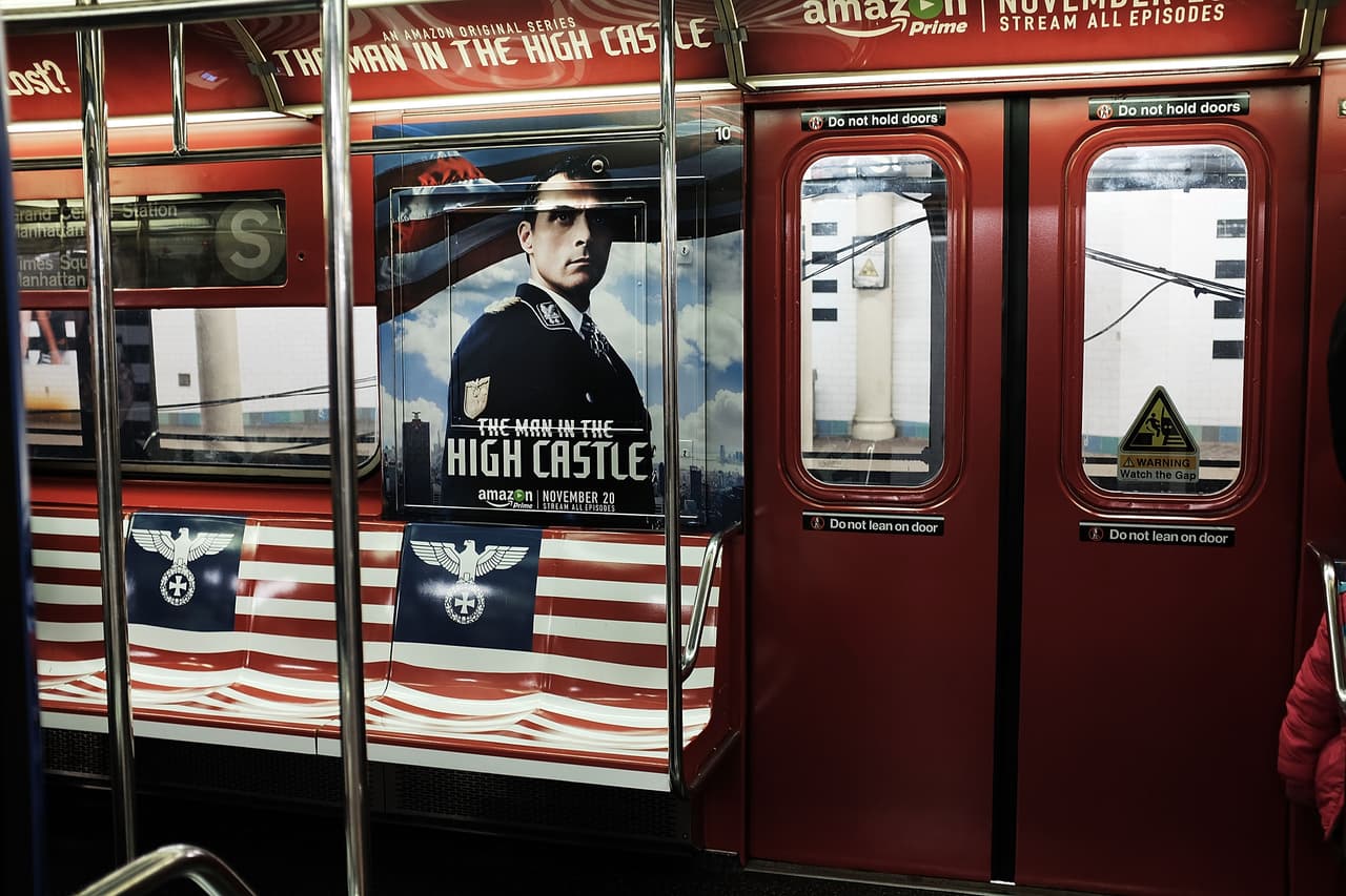 Las quejas de pasajeros y autoridades obligaron a la compañía Amazon a retirar una decoración de estética nazi del metro de la ciudad.