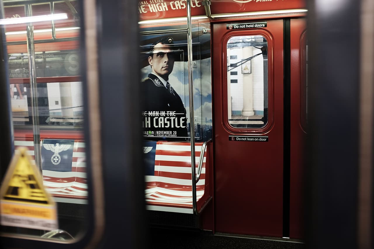 Las quejas de pasajeros y autoridades obligaron a la compañía Amazon a retirar una decoración de estética nazi del metro de la ciudad.