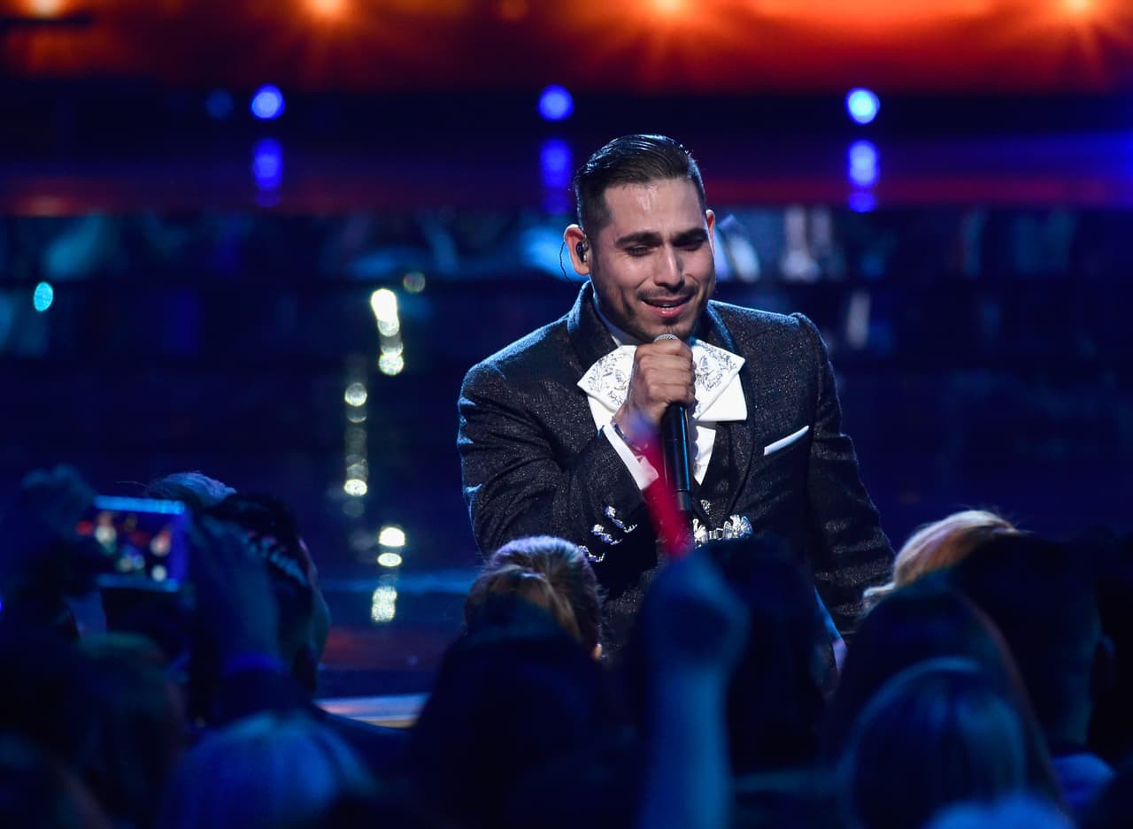 El romanticismo de sus instrumentos hipnotizó al acompañar a Espinoza Paz con energía, expresión y dinamismo.