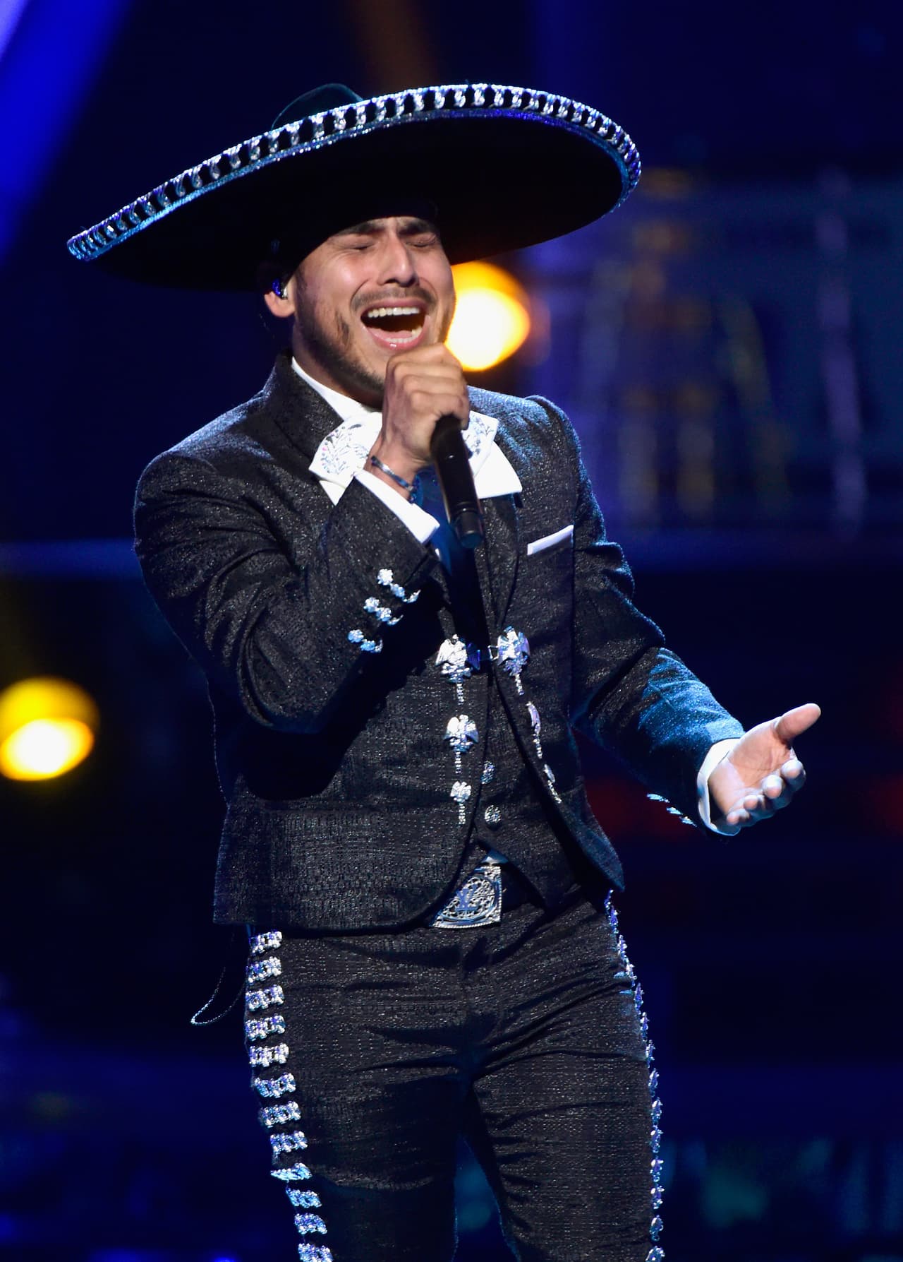 Su canción resonó aún más gracias a sus grandes acompañantes: ¡Mariachi Sol de México! El conjunto tiene una forma única de expresarse mediante la música, pues usaron su herencia musical para acompañar la letra del cantante.