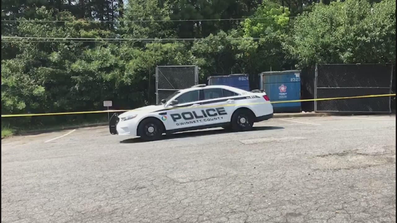 Encuentran un cuerpo quemado y con herida de arma de fuego en Gwinnett