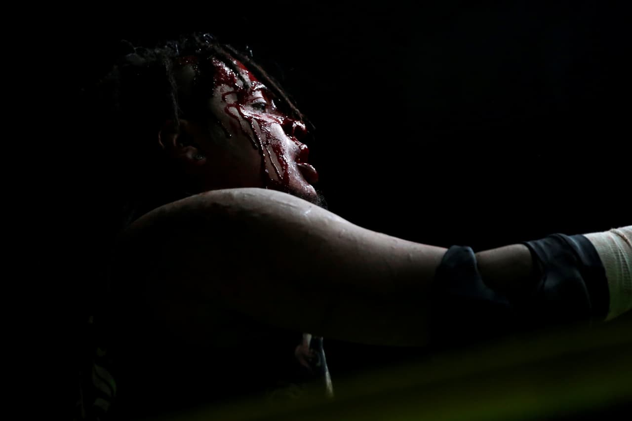 Cíclope con el rostro ensangrentado en medio de la batalla. Los luchadores se golpean con todo, desde luces de neón y sillas, hasta navajas y tenedores de plástico. (Foto e información de Carlos Jasso/Reuters)