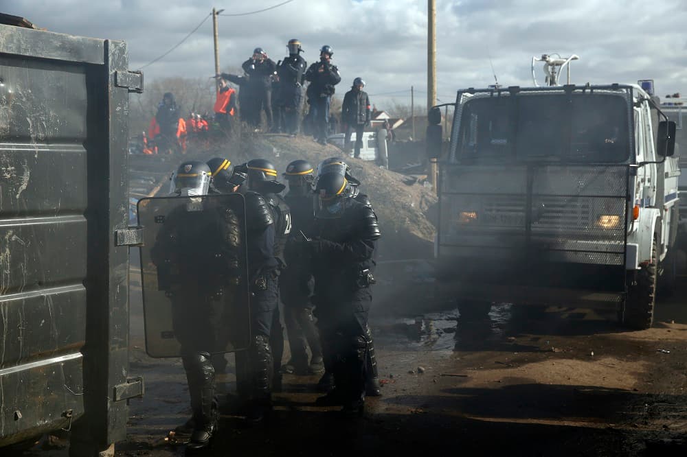 Agentes durante el desalojo de "la Jungla"