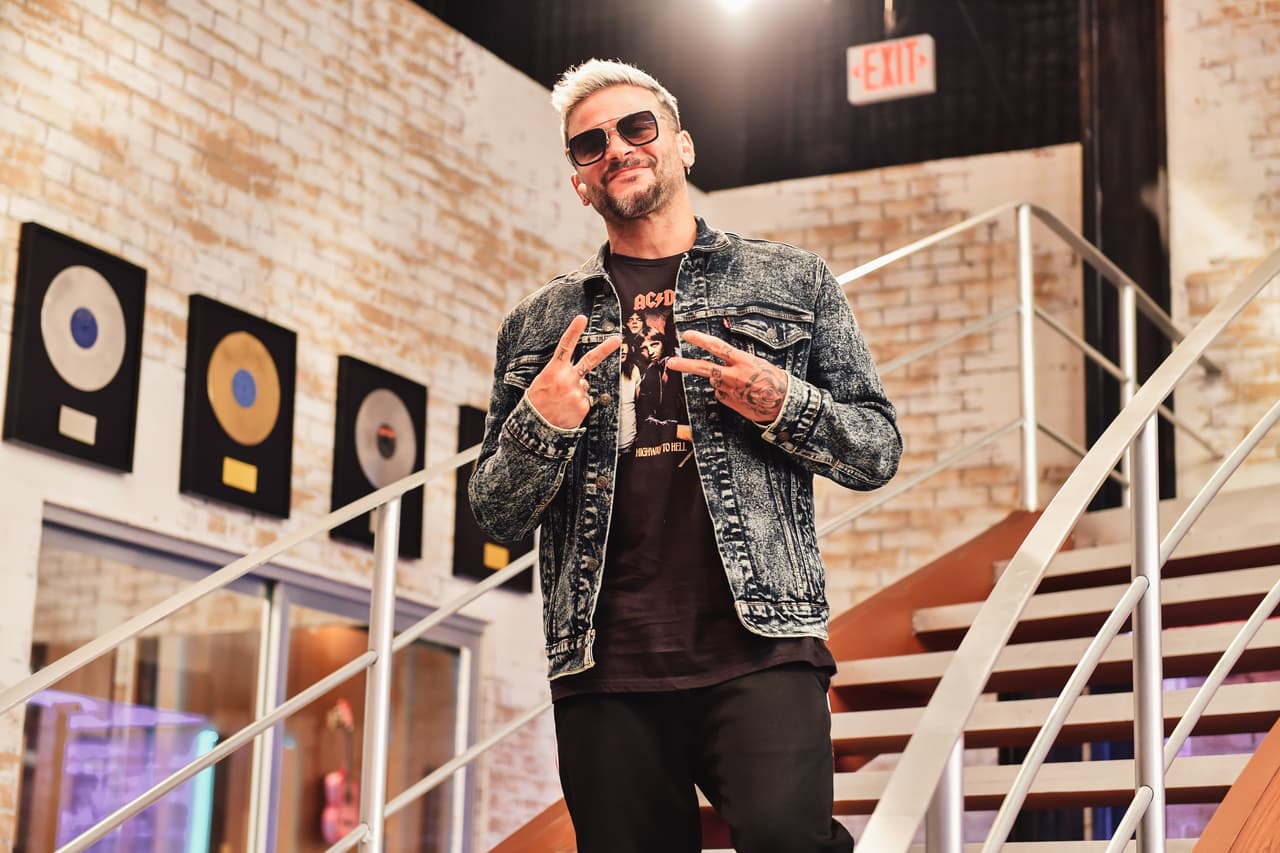 Previo al inicio de la competencia, Pedro Capó, súper instalado en la Casa-Estudio de Reina de la Canción, mostró algunos detalles del sitio que albergará a las 12 finalistas.