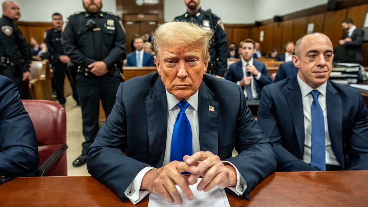 En un momento histórico en el que un jurado de Manhattan 
<b><a href="https://www.univision.com/local/nueva-york-wxtv/donald-trump-es-el-primer-expresidente-de-eeuu-en-ser-declarado-culpable-de-delitos-graves-video?ny12" target="_blank">halló culpable a Donald Trump de 34 cargos</a></b>, decenas de personas llegaron hasta la corte criminal para reaccionar a este veredicto. 
<br>