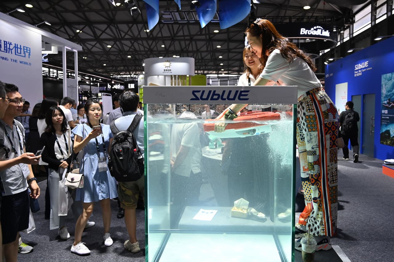 Una demostración de uno de los propulsores submarinos fabricados por Sublue, con los que un buzo puede transportarse bajo el agua.