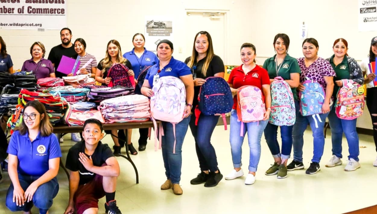 Regalan 300 mochilas a los niños de Bakersfield para el regreso a clases