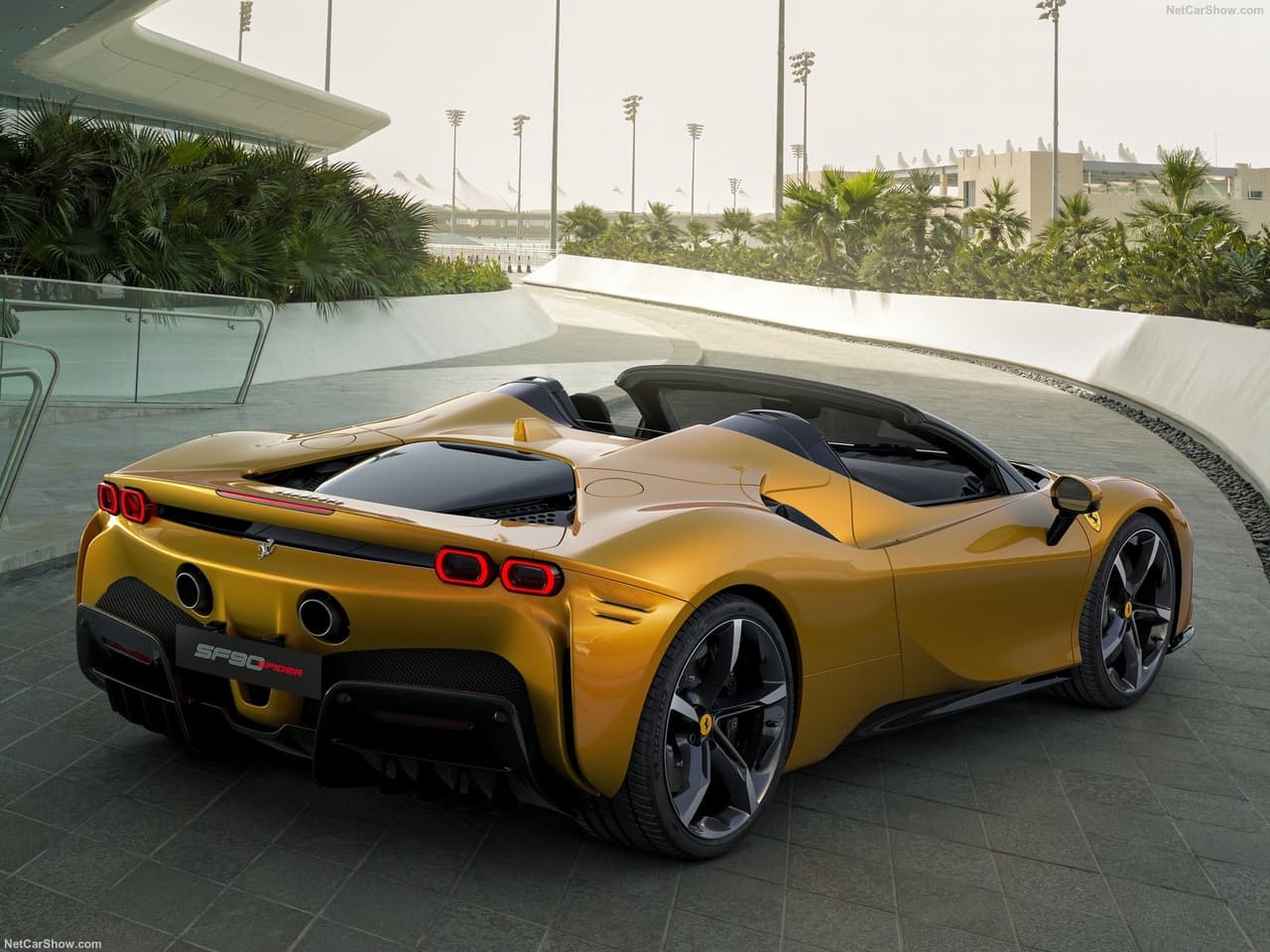 Su sistema de propulsión está compuesto por un motor 
<b>V8 de 4.0 litros turbocargado y tres motores eléctricos</b>, dos de estos en el eje delantero y uno en el eje trasero, siendo así una unidad de tracción total.