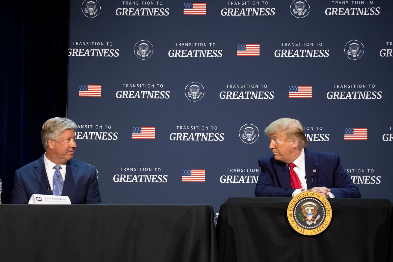 Pastor Robert Morris a la izquierda del Presidente Donald Trump en un panel en Gateway Church Dallas. Esta fotografía es del 11 de junio de 2020.