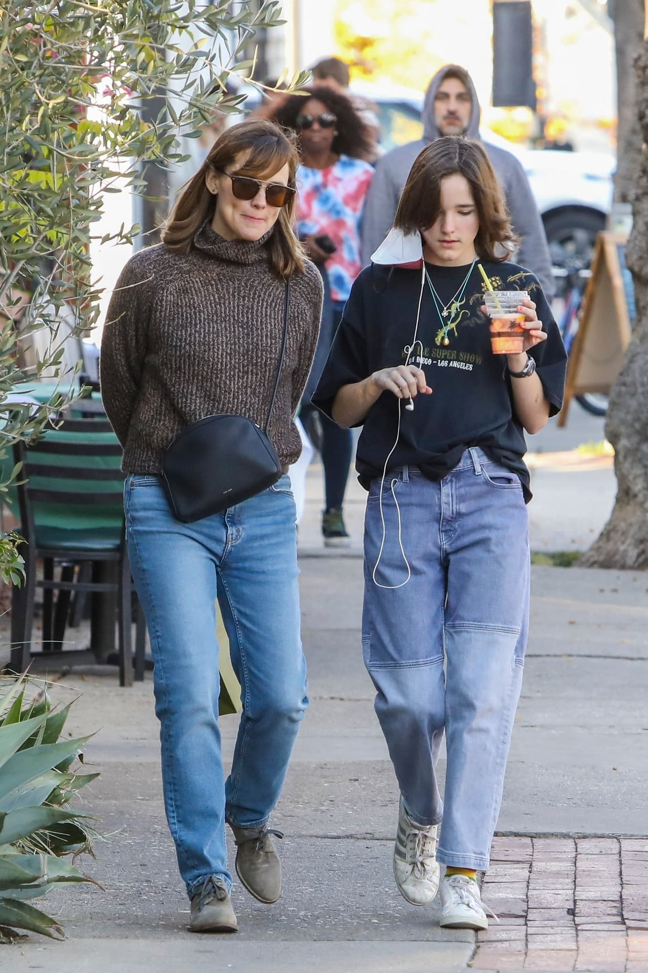 Este 19 de diciembre, la actriz de 50 años lució un nuevo look mientras realizaba compras acompañada de su hija Seraphina. 
<br>