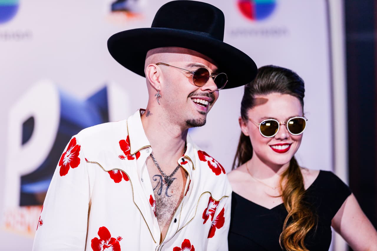 Jesse y Joy cumplieron con el tema de la fiesta, #TBT.