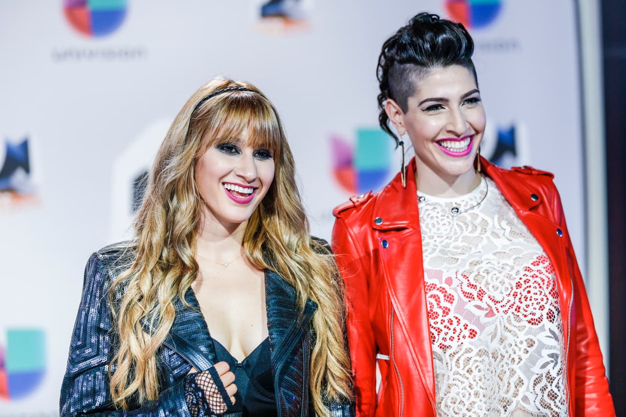 ¡Inseparables! Hanna y Ashley arribaron con tremenda sonrisa.