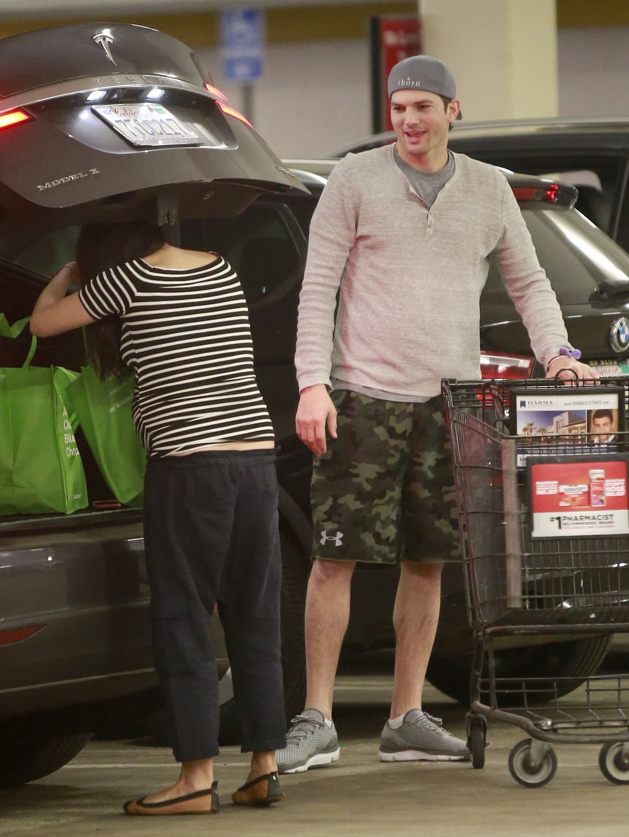 Entre los dos metieron las compras a su camioneta.