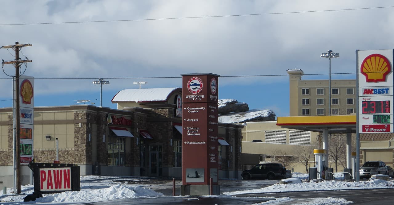 <b>En Utah | el lugar más pobre es Wendover</b>
<br>
<br>🔘 
<b>Ingreso medio de Wendover: </b>$33,750
<br>🔘 
<b>Ingreso medio de Utah: </b>$71,621
<br>🔘 
<b>Adultos con educación universitaria: </b>14.9%
<br>🔘 
<b>Población que vive en la pobreza: </b>33.0%
<br>🔘 
<b>Valor promedio de la propiedad: </b>$53,300