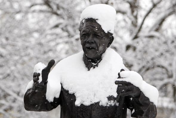 Una estatua de Nelson Mandela, cubierta de nieve en el Parlamento de Londres.