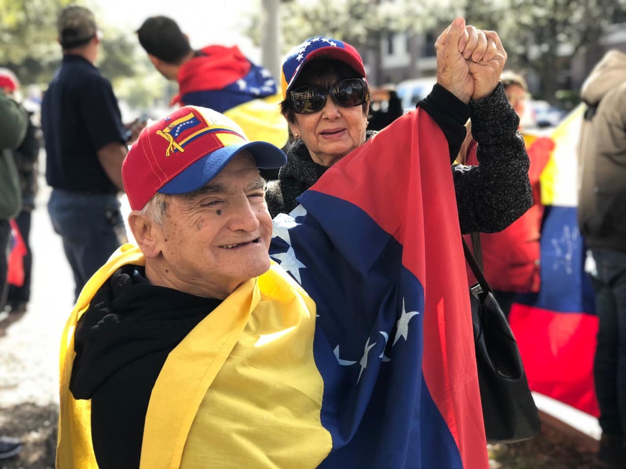 Familias completas de exiliados de ese país piden que regrese la paz.