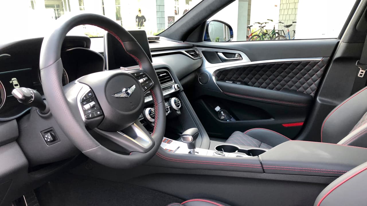 La posición de manejo en el Genesis G70 es más baja de lo común, lo que acentúa el espíritu deportivo del auto y nos dice, quizás, que Genesis no tiene intención de presentar una versión coupé de este modelo.