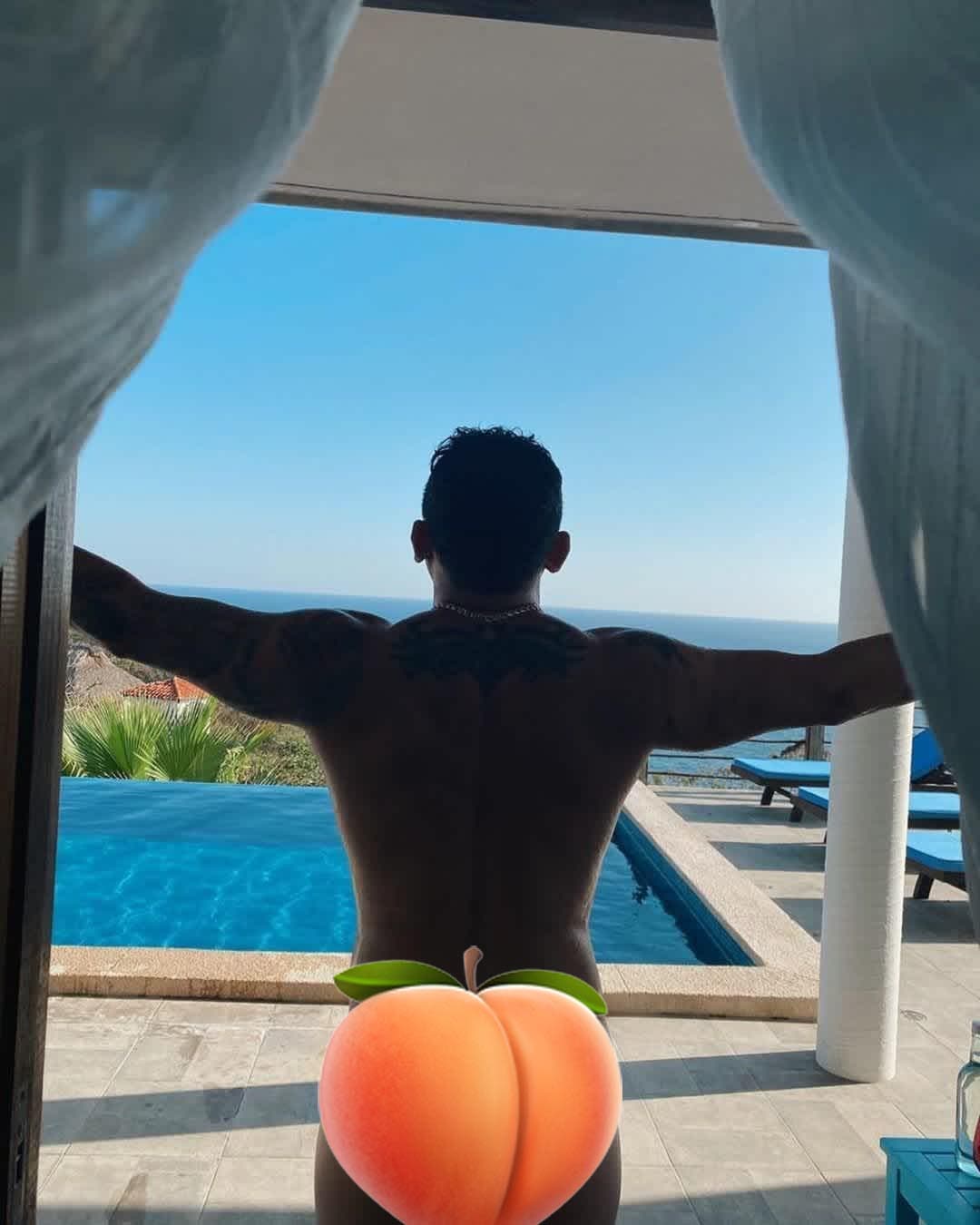 Pero cuando se fue de vacaciones a las playas de Oxaca, se superó a él mismo con una foto que no dejó nada la imaginación.