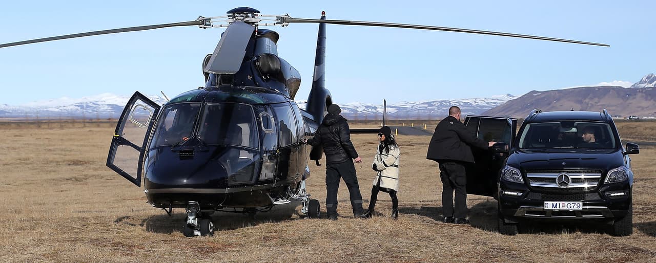 Las Kardashian abordaron de nuevo y siguieron con su paseo.