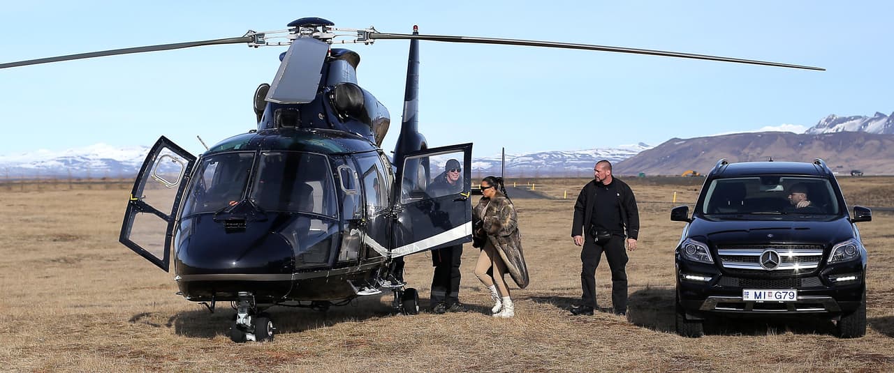 Informó que todo estaba bien, sólo se había tratado de un cinturón de seguridad que había quedado fuera de la aeronave y estaba golpeando y causando un ruido extraño.