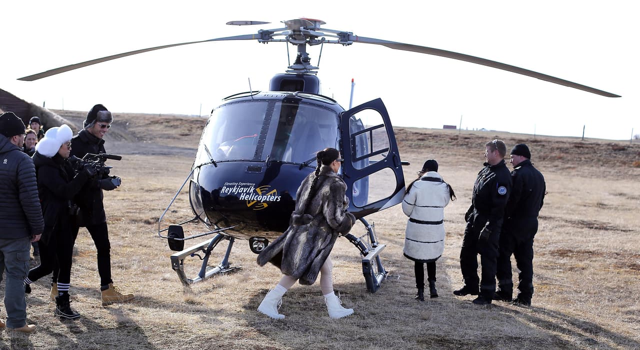 Kim se encargó de informar lo sucedido por medio de sus redes sociales. En un video explicó que estaban haciendo un aterrizaje de emergencia, mientras Kourt intentaba tranquilizarla.