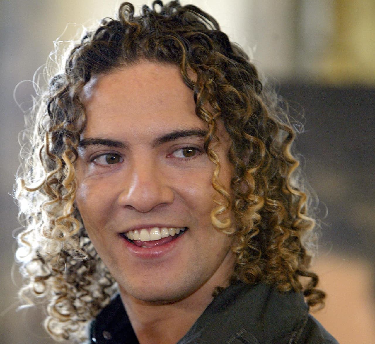 En sus inicios su cabello era rizado, lo que lo hacía diferente.