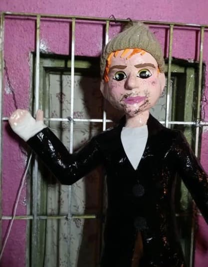 El actor 
<b><a href="https://www.univision.com/famosos/mama-octavio-ocana-asegura-actor-manifiesta-tras-muerte">Octavio Ocaña</a></b> falleció en octubre de 2021 en un supuesto altercado con policías en el Estado de México. La Piñatería Ramírez le rindió homenaje al protagonista de ‘Vecinos’ con una figura de Benito.