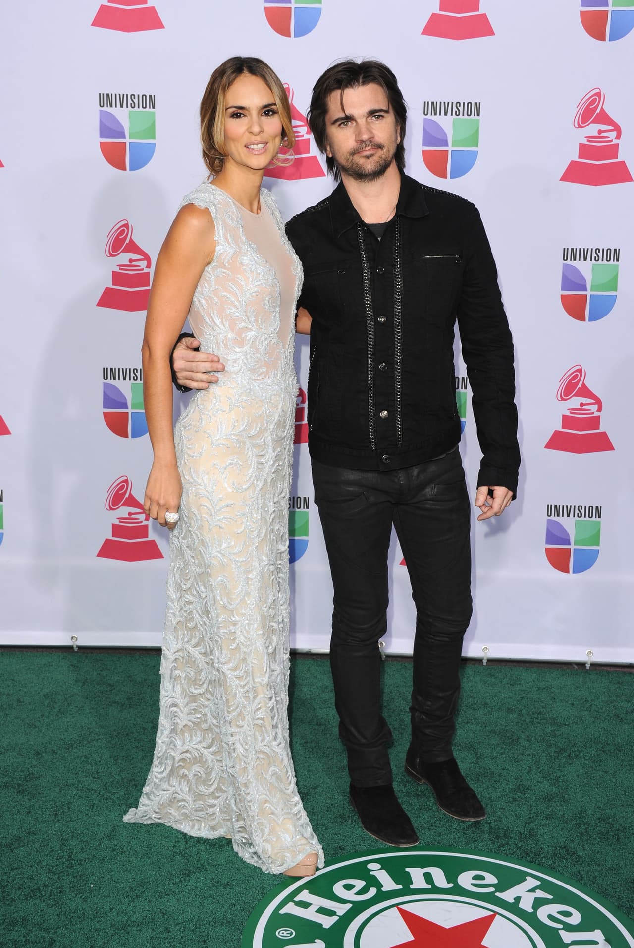 Para el recuerdo también tenemos a Juanes con su esposa Karen Martínez, quien lo ha acompañado a Latin GRAMMY en varias ocasiones y 2012 no fue la excepción.