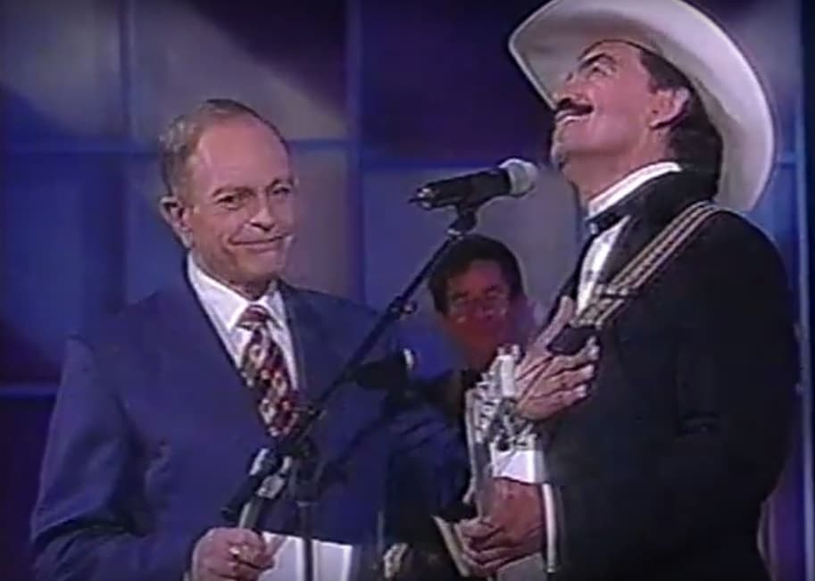 Los que conocieron a Joan Sebastián saben que era un hombre que enfrentaba cualquier cosa y así lo hizo cuando, frente al comunicador, el cantante le recordó que siempre le había pedido una oportunidad a Velasco, a la cual el presentador nunca accedió.