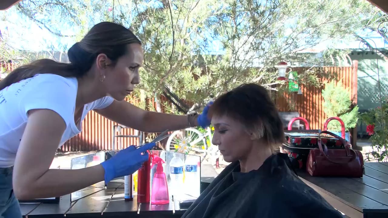 La hispana que hace cortes de pelo a personas necesitadas: “Si les da confianza, ese es mi propósito”