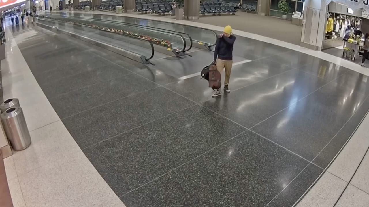 Sin embargo, Kyler no pudo tomar el vuelo ya que aparentemente fue retenido por personal de seguridad, por lo que comenzó a deambular por los pasillos del aeropuerto.