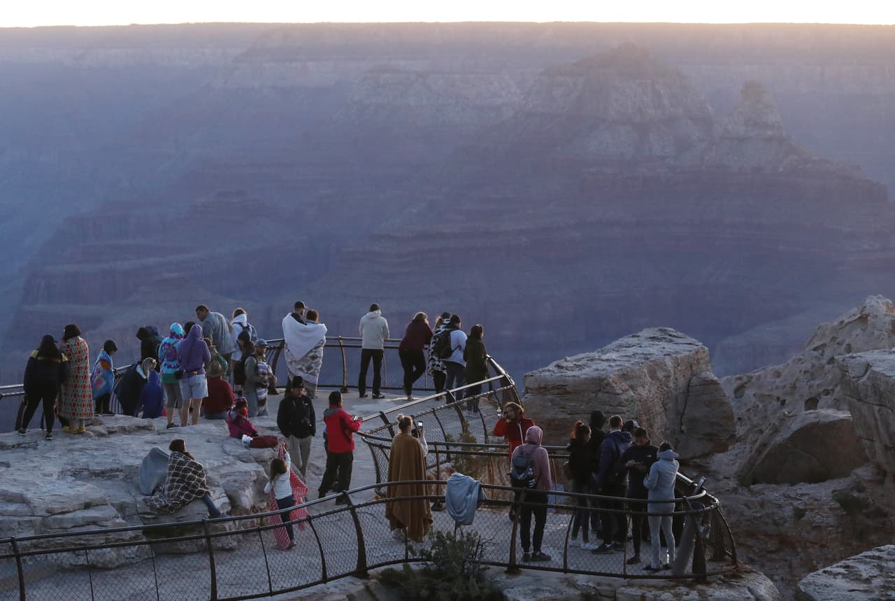 En un letrero se lee: 'Grand Canyon Open' en una carretera que conduce al South Rim del Parque Nacional del Gran Cañón, que se ha reabierto parcialmente los fines de semana en medio de la pandemia de coronavirus.