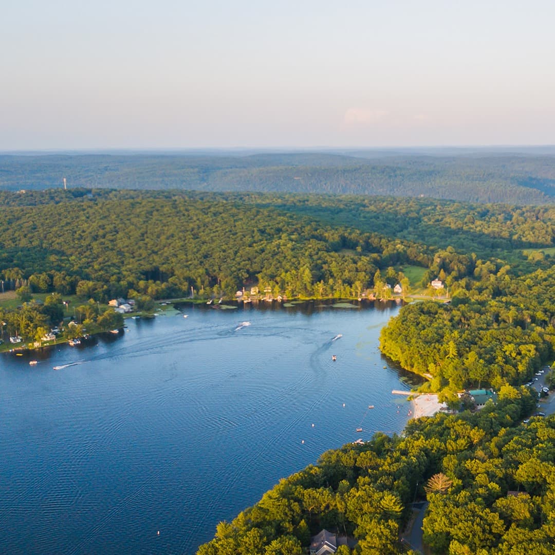 <b><a href="https://www.poconomountains.com/plan-your-vacation/explore-our-area/lake-wallenpaupack/">Lake Wallenpaupack</a></b>. Las actividades del lago Wallenpaupack son tan amplias como sus extensos 5,700 acres y seguramente complacerán a toda la familia. El lago está bordeado por la pequeña y encantadora ciudad de Hawley al norte y muchos otros centros locales como Tafton, Paupack, Greentown y Lakeville, todos con grandes atracciones, restaurantes y tiendas.
<br>
<br>
<b><a href="https://goo.gl/maps/e61tQmwXthzkDJJQ7">Cómo llegar</a></b>