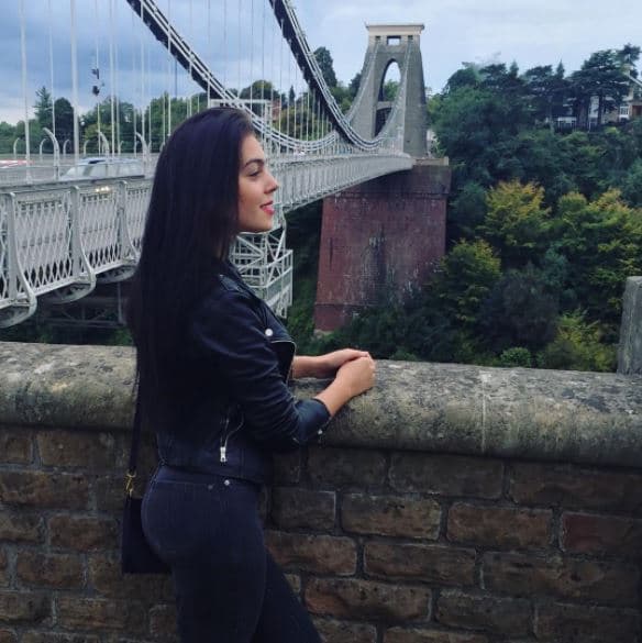 A los 22 años trabajó como empleada de una tienda Gucci en Madrid y después para una tienda de Prada en El corte inglés en UK. Incluso fue camarera y ‘au pair’.