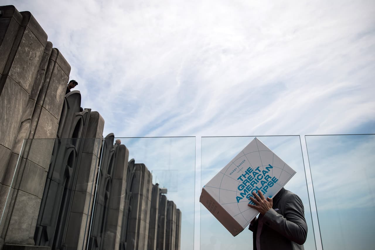<b>Cajas especiales: </b>Un hombre en Nueva York utilizó una caja diseñada para poder ver el eclipse. En esta ciudad el eclipse fue parcial, solo 72% del sol fue cubierto por la luna. Drew Angerer/Getty Images