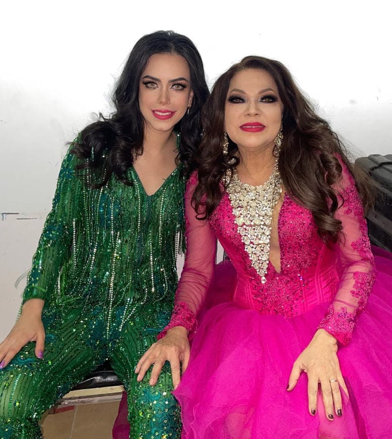 "Me siento muy emocionada, agradecida con Dios y la vida por compartir con verdaderas Diosas del canto, conocerlas, contar con su apoyo y el poder aprender de ustedes en cada escenario", escribió en Facebook el 5 de junio.
<br>