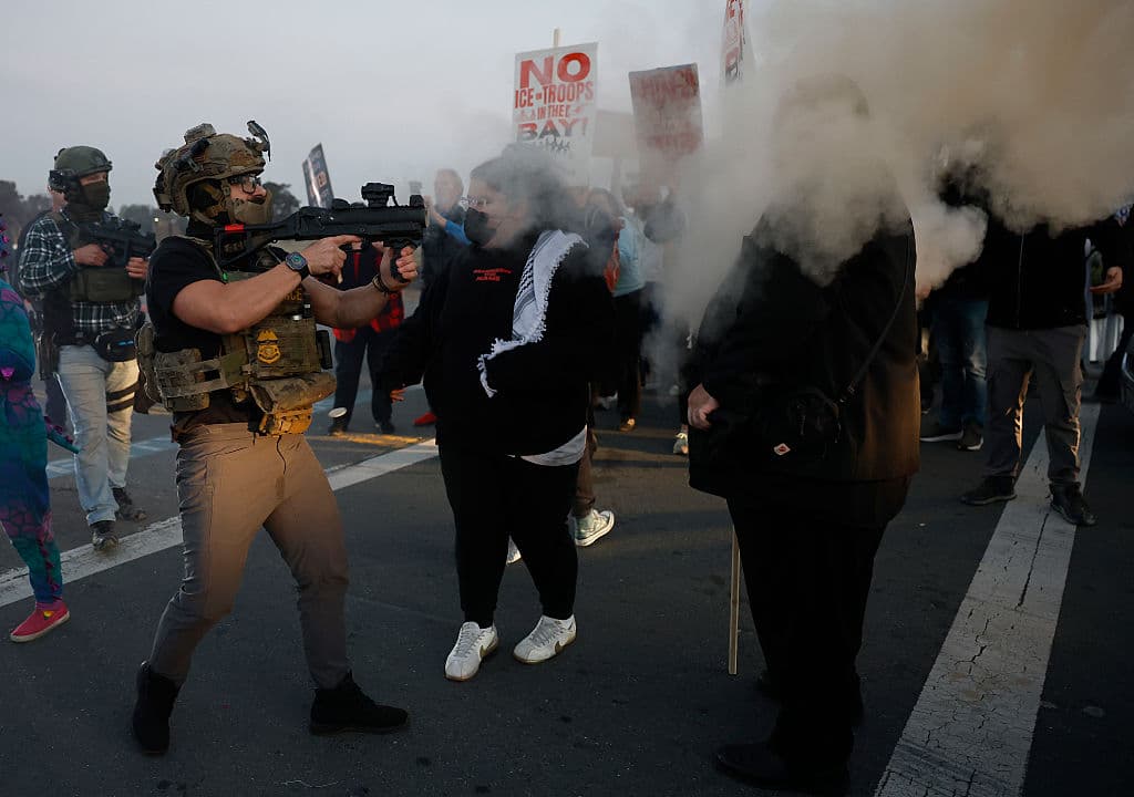 En el Área de la Bahía, la situación fue distinta. Un agente de la Patrulla Fronteriza y Aduanas disparó un proyectil no letal contra los manifestantes, buscando despejar el acceso a la isla artificial de la Guardia Costera.
