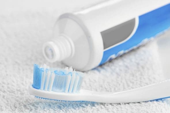 <b>No más rayones.</b> Si tu suelo o la superficie de algún mueble tiene líneas o manchas a causa de un plumón, entonces pon un poco de pasta de diente sobre la mancha y frota con un trapo hasta que desaparezca.